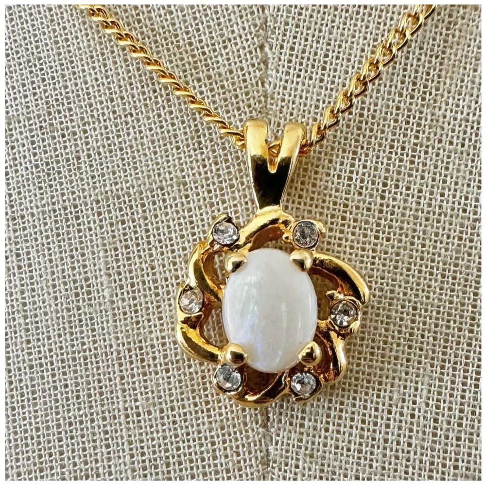 Gold tone opal pendant necklace